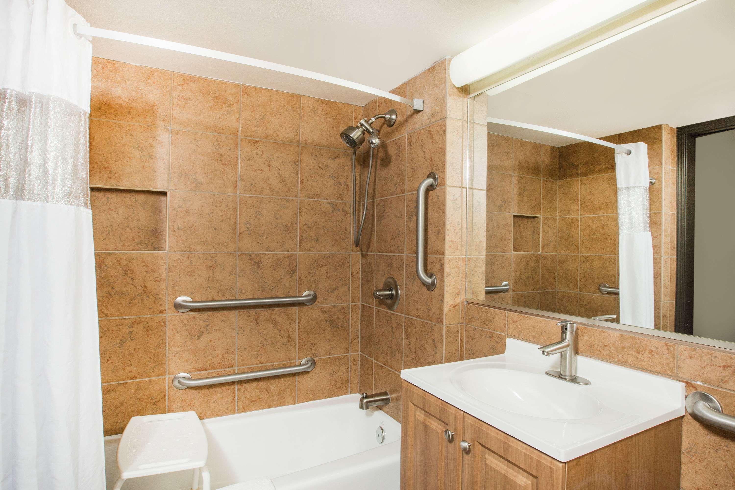 Ramada By Wyndham Des Moines Tropics Resort & Conference Ctr Urbandale Buitenkant foto