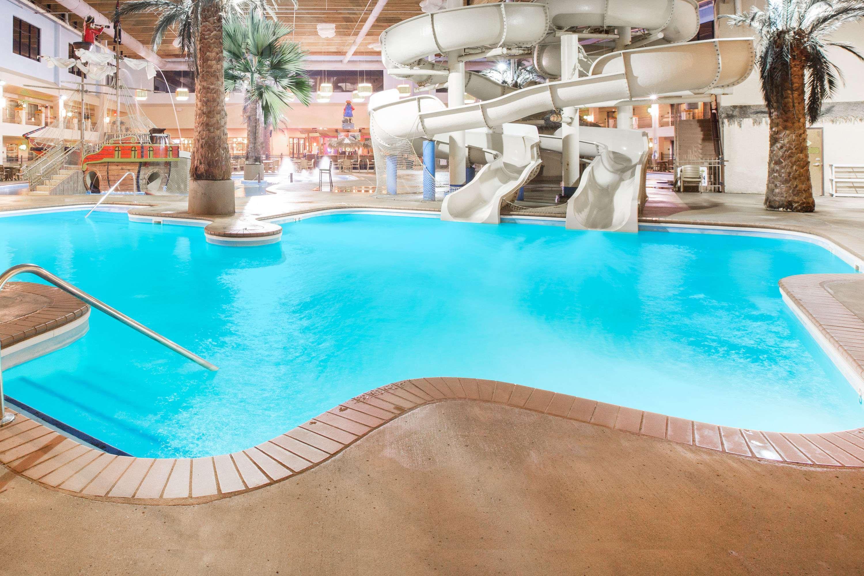 Ramada By Wyndham Des Moines Tropics Resort & Conference Ctr Urbandale Buitenkant foto