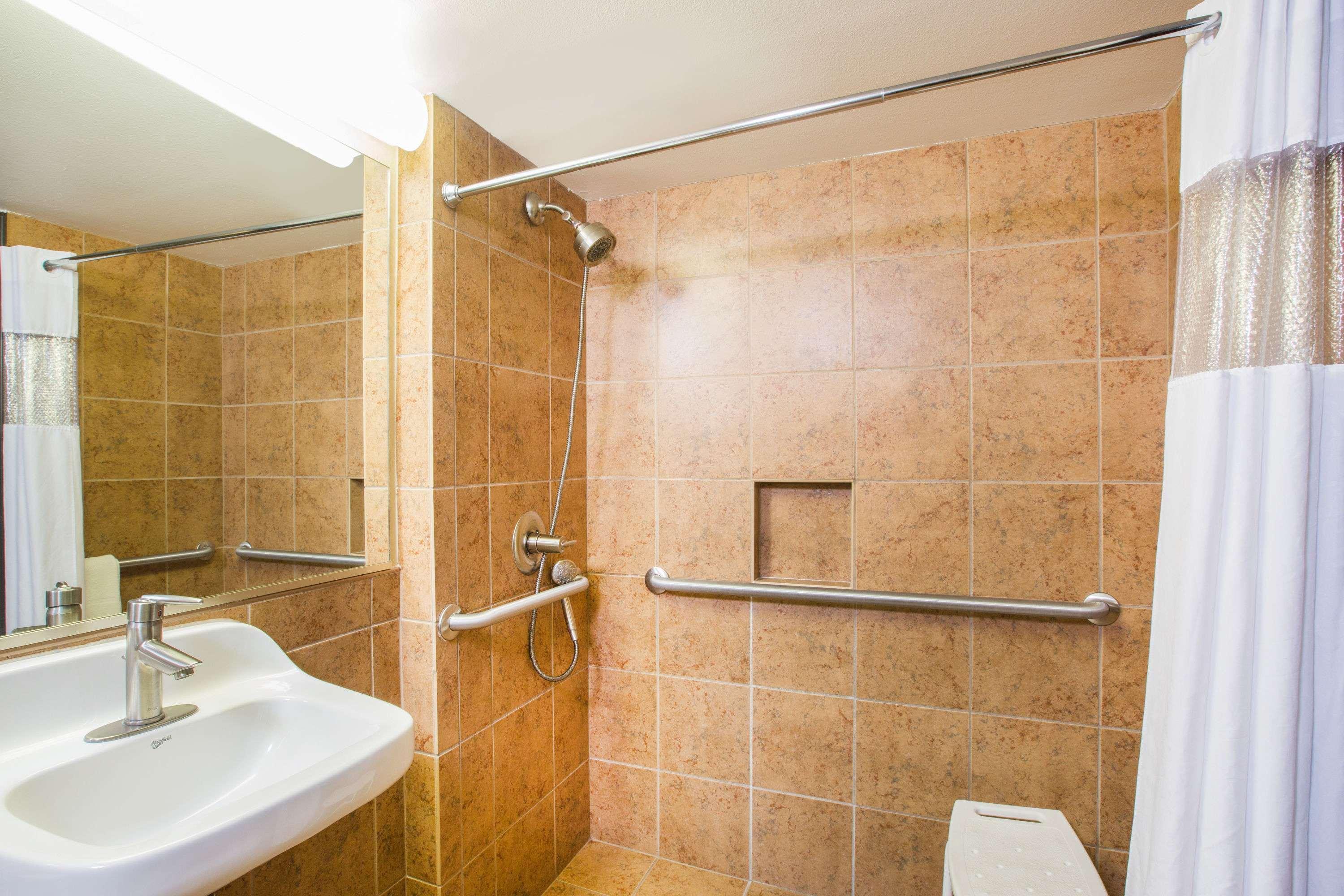 Ramada By Wyndham Des Moines Tropics Resort & Conference Ctr Urbandale Buitenkant foto